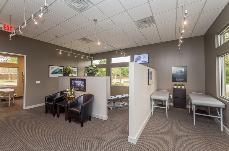 6-Semi-Open_TherapyAdjusting_Chiropractic-chiropractic-clinic-design