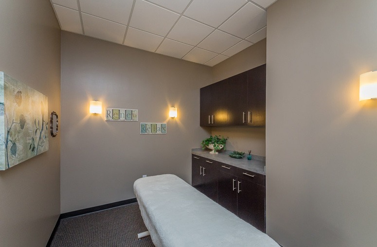 9-Chiropractic_Massage_Room-chiropractic-clinic-architecture
